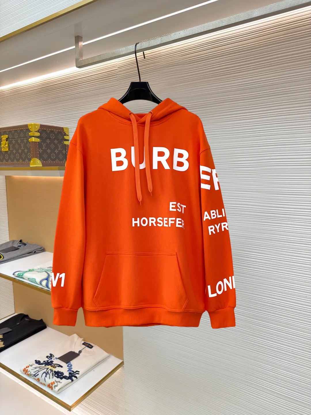 Burberry New Arrival hooded sweatshirt, complete with three labels, original fabric, original customized accessories, official Same Style, using 420g thickened double-ply sweatshirt material, customized same vat dyed fabric, very comfortable and smooth to the touch, very wide and stylish, produced by the first-line brand Factory, the collar rib is woven with imported yarn, will not deform after long-term wear, the most New Arrival style in autumn and winter, fashionable and individual, super Versatile, a good-looking one, very suitable for both men and women A must-have for everyone Size: S-XXL